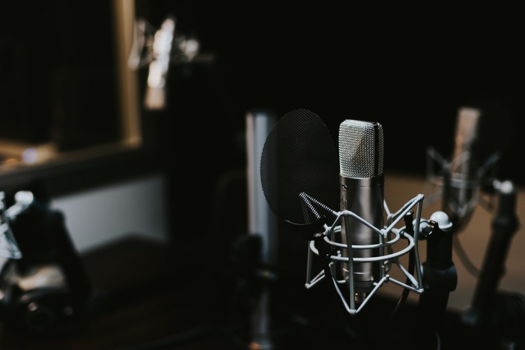 Starta din egen framgångsrika podcast: Upptäck hemligheterna bakom att bygga en lyssnararmé och erövra podcast-världen!